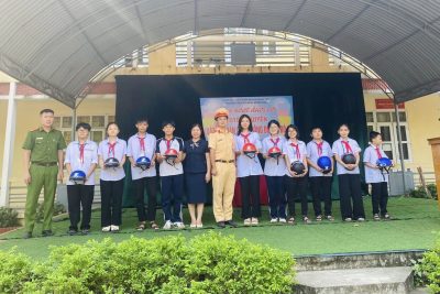 Tuyên truyền, phổ biến kiến thức Luật An toàn giao thông đường bộ cho học sinh nhà trường.